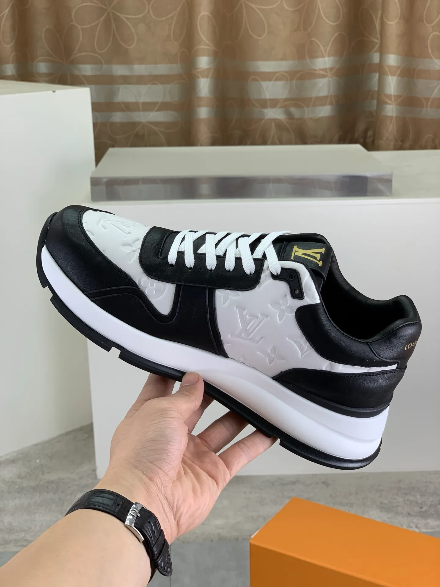 Factory price P820 💶 Top version [LOUIS VUITTON] counter series (original order) new style 🍀LV Louis Vuitton - top version LV classic high-top trendy shoes! Made of imported original craft calfskin, original breathable lining, and original wear-resistant, lightweight, high-end TPU outsole! High quality products! 3️⃣ colors available, size: men’s 39-44 (38 45 customized)